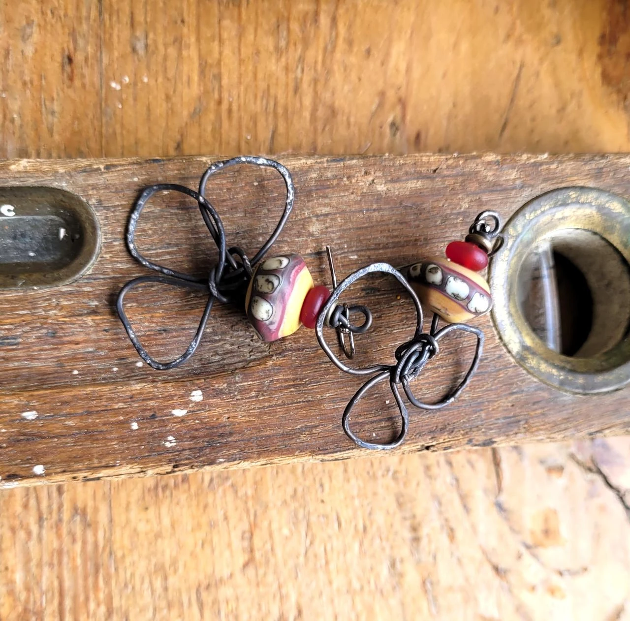 Clover charms made of wrought iron for these spectacular earrings.. – photo 5